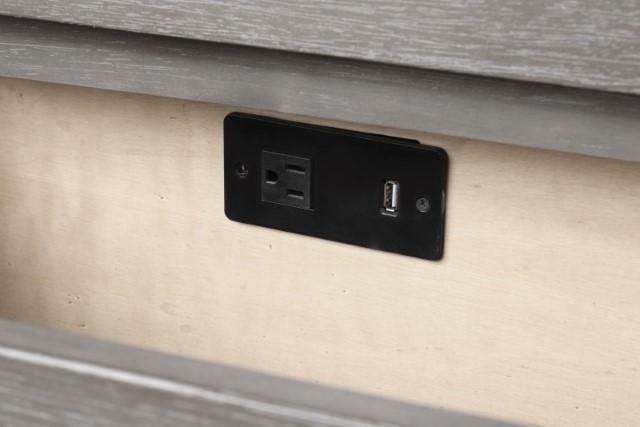 Crowthorne Nightstand - California Furniture (Coachella, CA)